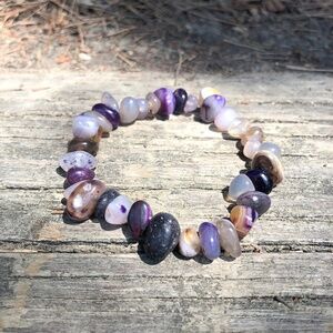 NWOT Tumbled agate and amethyst stretch bracelet violet, purple, cream and brown